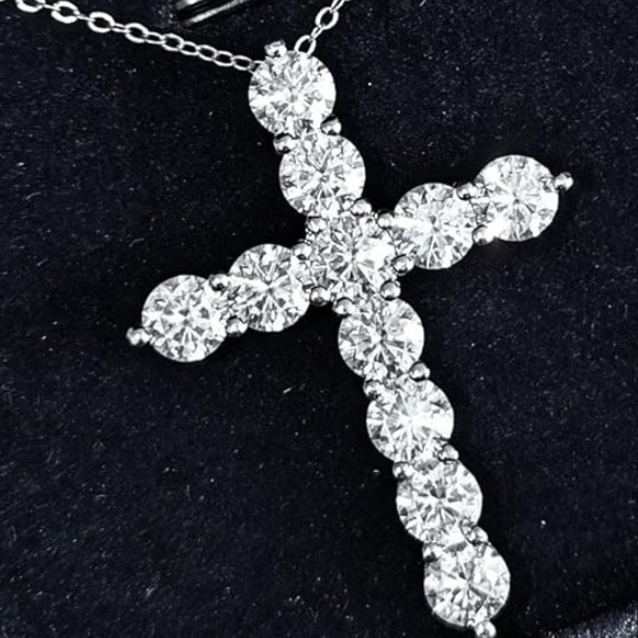 Jewelry - Elegant 925 Sterling Silver Cross Pendant Necklace. 925 Sterling Silver